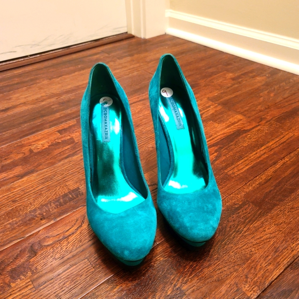 BCBG Maxazria Green Suede Pumps in Size 9 B